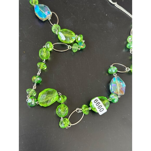 Vintage Green Glass Beaded Necklace With Faceted Details & Silver-Tone Links - Picture 5 of 10